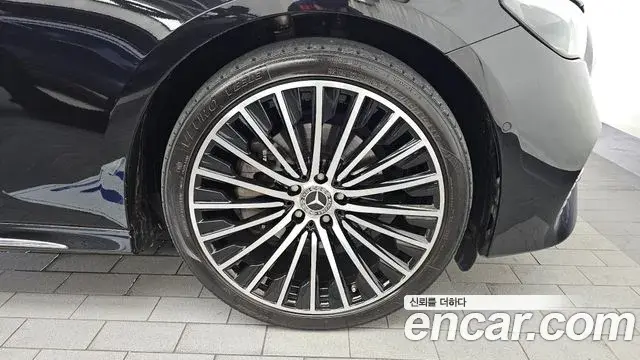 Mercedes-Benz E-Class 2024 — Photo 27/32