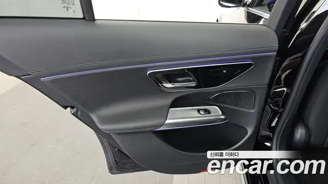Mercedes-Benz E-Class 2024 — Photo 17/32