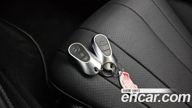 Mercedes-Benz E-Class 2024 — Photo 28/32