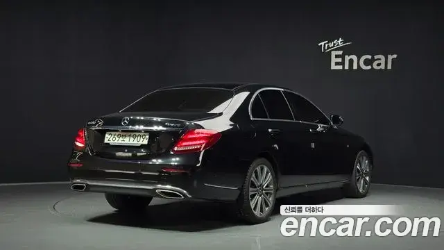 Mercedes-Benz E-Class 2019 — Photo 1/20