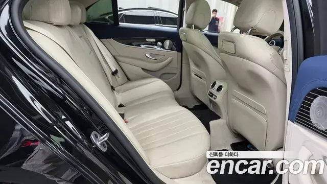 Mercedes-Benz E-Class 2019 — Photo 9/20