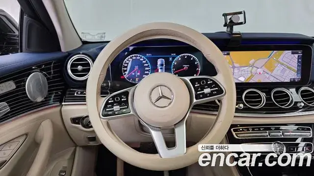 Mercedes-Benz E-Class 2019 — Photo 16/20