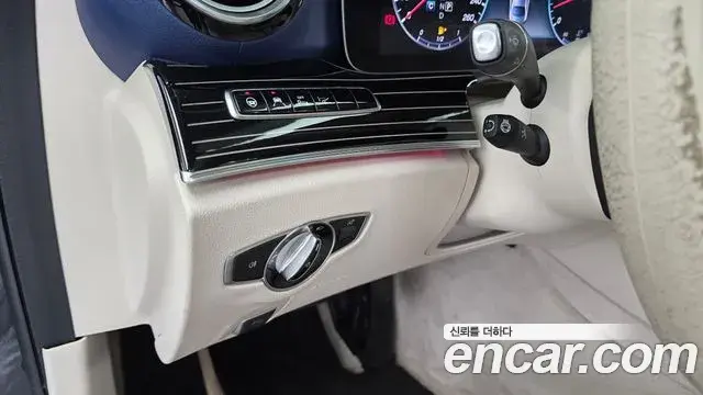Mercedes-Benz E-Class 2019 — Photo 12/20