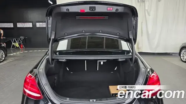 Mercedes-Benz E-Class 2019 — Photo 15/20