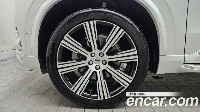 Volvo XC90 2023 — ფოტო 17/33