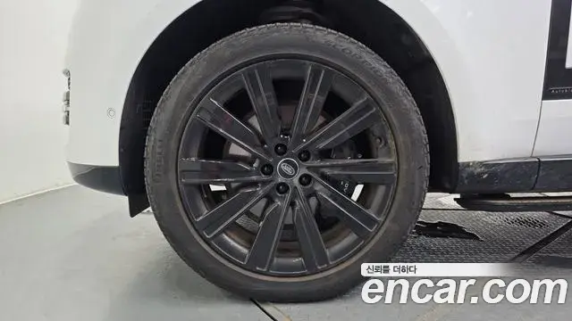 Land Rover Range Rover 2023 — ფოტო 5/20