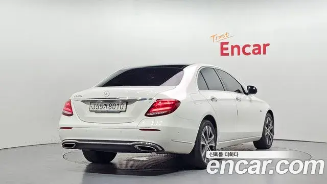 Mercedes-Benz E-Class 2019 — Photo 9/20