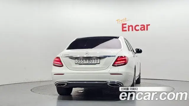 Mercedes-Benz E-Class 2019 — Photo 11/20