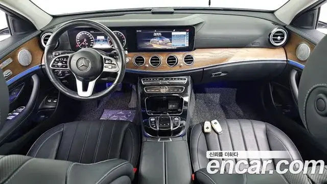 Mercedes-Benz E-Class 2019 — Photo 6/20