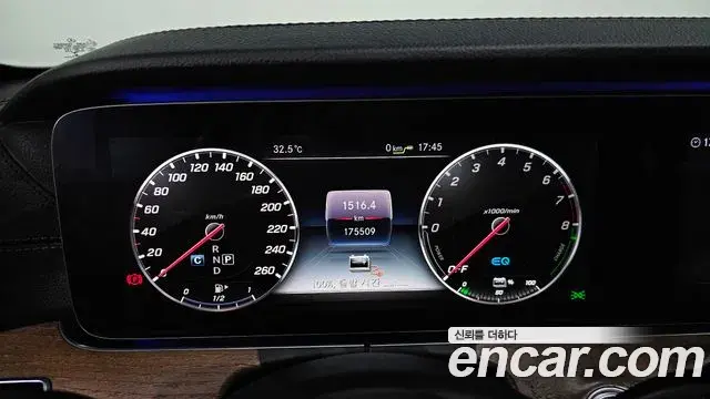 Mercedes-Benz E-Class 2019 — Photo 7/20