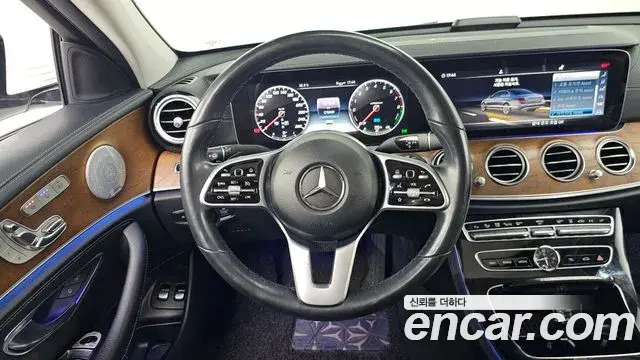 Mercedes-Benz E-Class 2019 — Photo 3/20