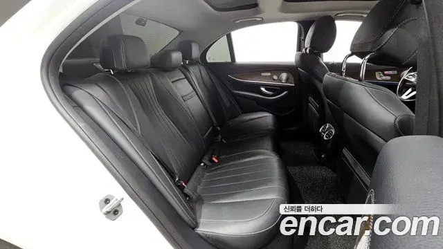 Mercedes-Benz E-Class 2019 — Photo 18/20