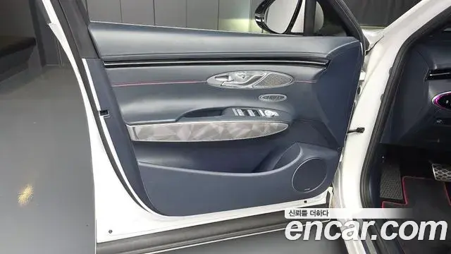 Genesis GV70 2021 — Photo 28/33