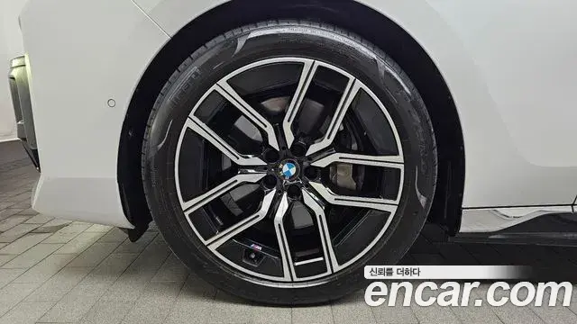 BMW i7 2023 — ფოტო 15/34