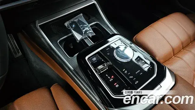 BMW i7 2023 — ფოტო 21/34
