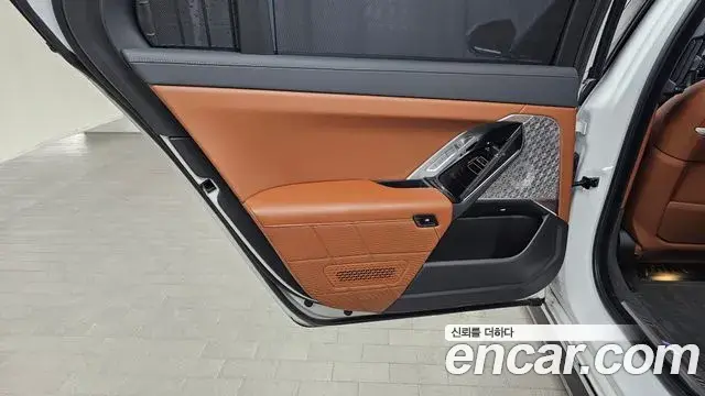 BMW i7 2023 — ფოტო 32/34