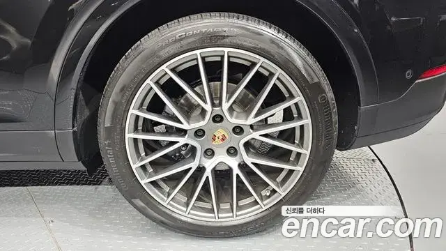 Porsche Cayenne 2023 — Photo 29/38