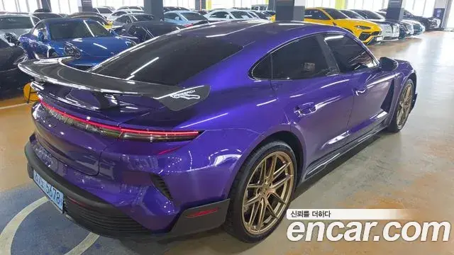 Porsche Taycan 2025 — ფოტო 15/20