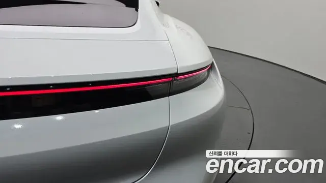 Porsche Taycan 2021 — Şəkil 19/36