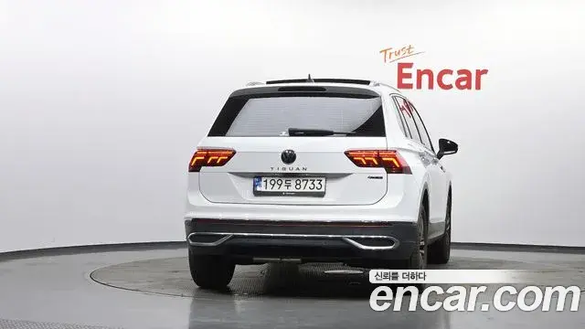 Volkswagen Tiguan 2022 — Photo 8/20