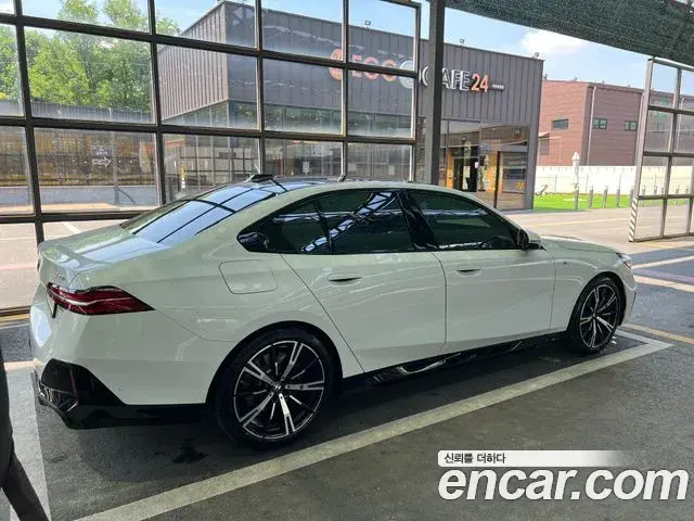 BMW 5 Series 2024 — Photo 9/15
