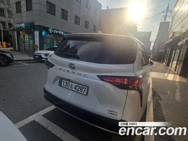Toyota Sienna 2022 — Şəkil 10/13