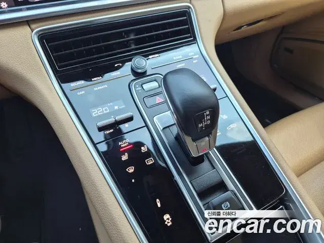 Porsche Panamera 2018 — ფოტო 10/19
