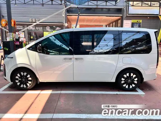 Hyundai Staria 2025 — Photo 2/15