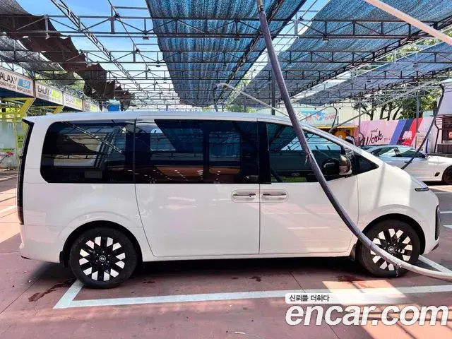 Hyundai Staria 2025 — Photo 9/15