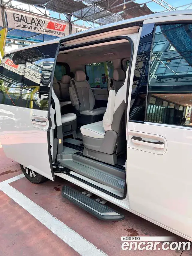 Hyundai Staria 2025 — Photo 4/15