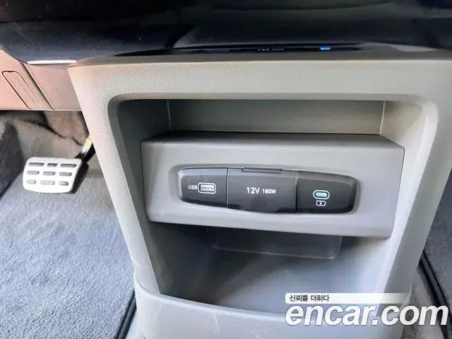 Hyundai Staria 2025 — Photo 8/15