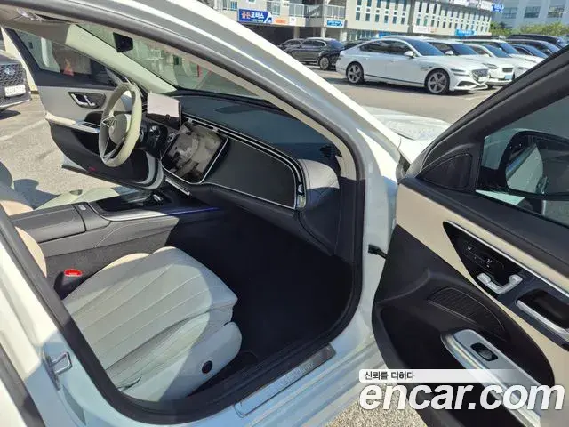 Mercedes-Benz E-Class 2025 — ფოტო 17/20