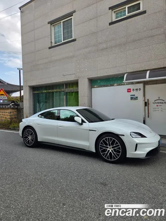 Porsche Taycan 2025 — Photo 2/14