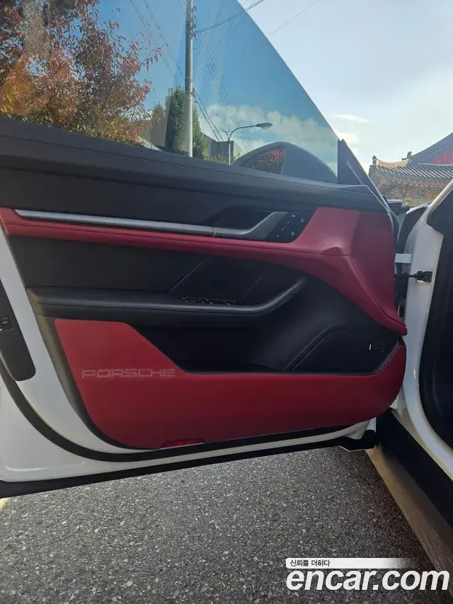 Porsche Taycan 2025 — Photo 1/14