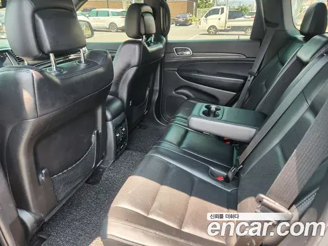 Jeep Grand Cherokee 2018 — Photo 17/18