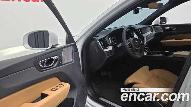 Volvo XC60 2018 — Şəkil 13/20