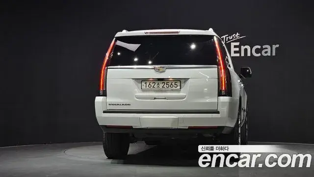 Cadillac Escalade 2020 — ფოტო 28/34
