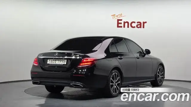 Mercedes-Benz E-Class 2020 — Photo 8/33