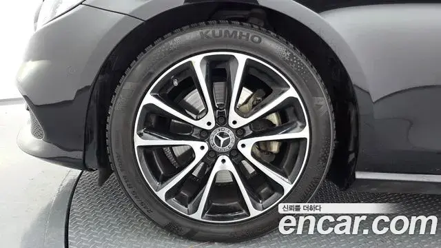 Mercedes-Benz E-Class 2020 — Photo 12/33