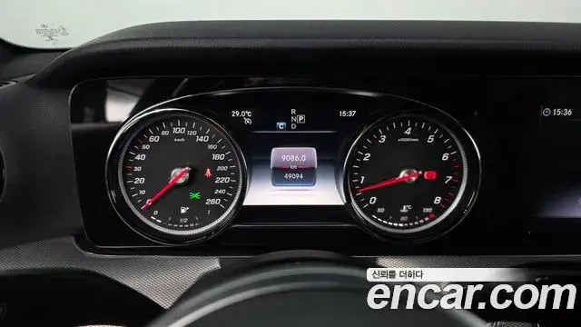 Mercedes-Benz E-Class 2020 — Photo 10/33
