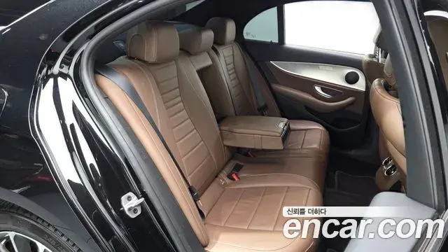 Mercedes-Benz E-Class 2020 — Photo 11/33