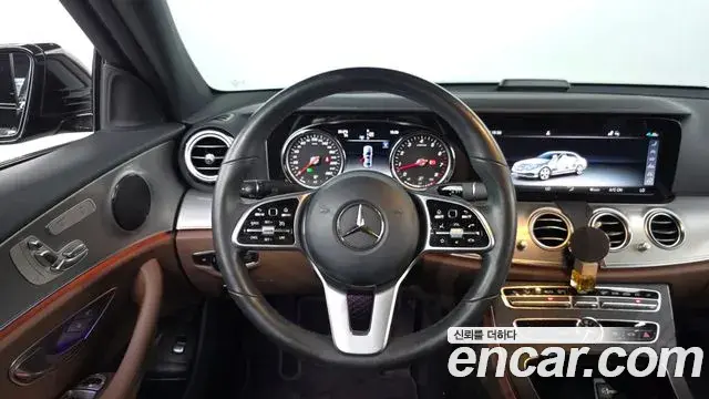 Mercedes-Benz E-Class 2020 — Photo 3/33