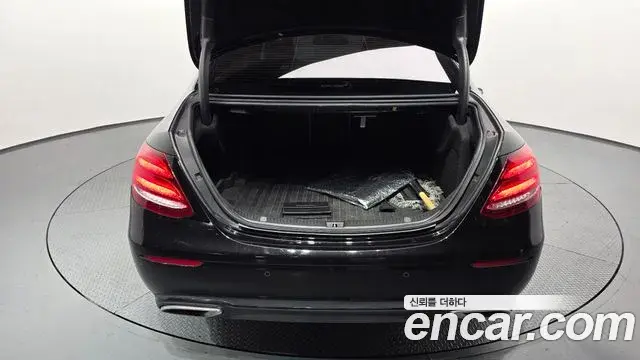 Mercedes-Benz E-Class 2020 — Photo 14/33