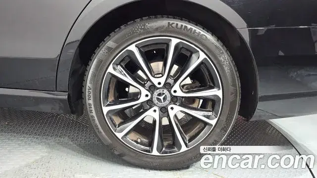 Mercedes-Benz E-Class 2020 — Photo 17/33