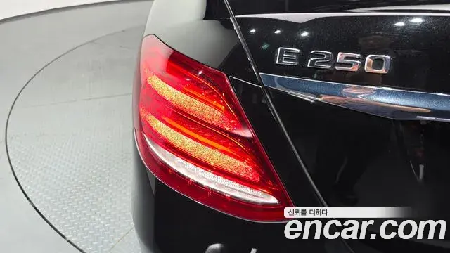 Mercedes-Benz E-Class 2020 — Photo 16/33