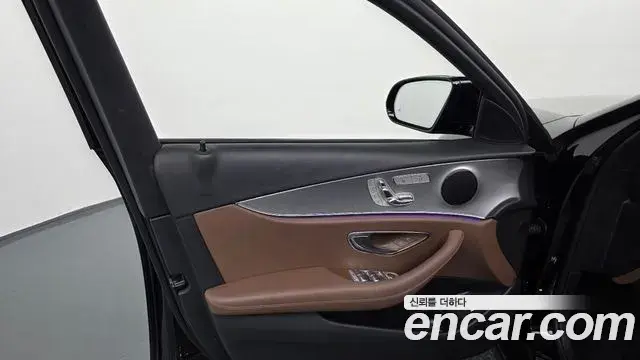 Mercedes-Benz E-Class 2020 — Photo 4/33