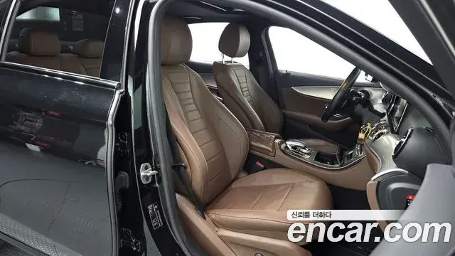 Mercedes-Benz E-Class 2020 — Photo 31/33