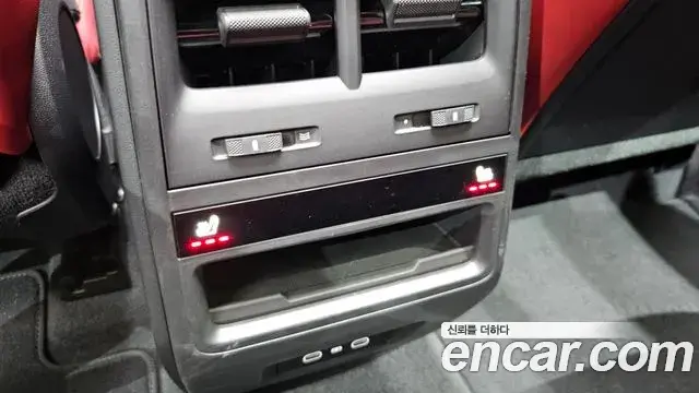 Porsche Macan EV 2025 — Şəkil 31/34