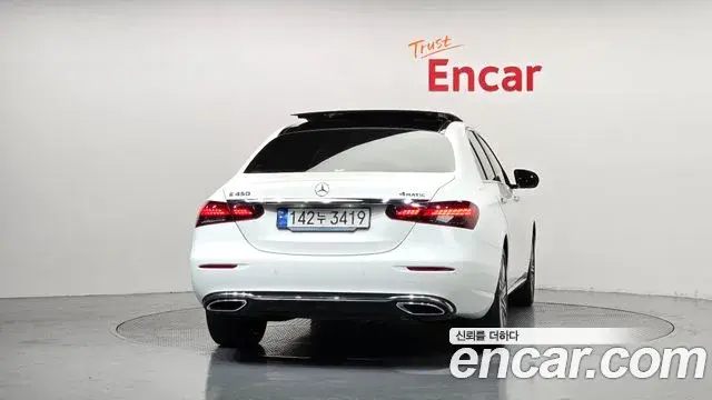 Mercedes-Benz E-Class 2022 — Photo 8/20