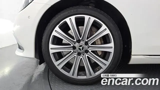 Mercedes-Benz E-Class 2022 — Photo 19/20